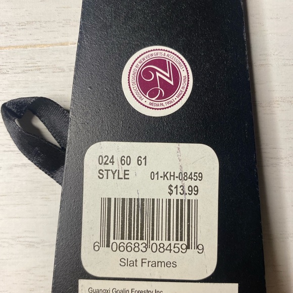 White shiplap photo holder, fits (3) 4x6 photos - Picture 2 of 3